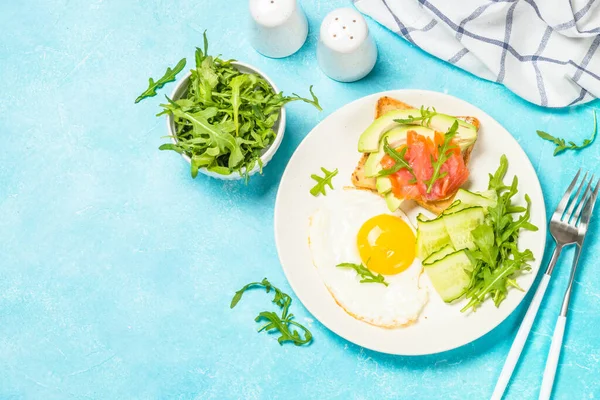 Yumurta, tost ve salatalı sağlıklı kahvaltı..