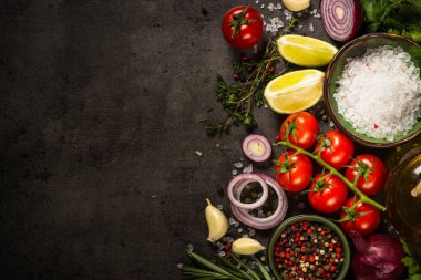 Siyah masada yemek pişirmek için gerekli malzemeler.