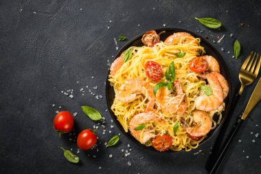 Siyah masadaki karidesli makarna..