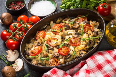 Siyah masada sebzeli fırında et..