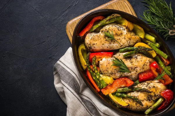 Baked chicken with vegetables top view. — Stock Photo, Image