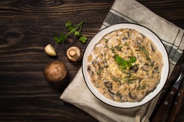 Beyaz masada krema soslu şampiyonlar.