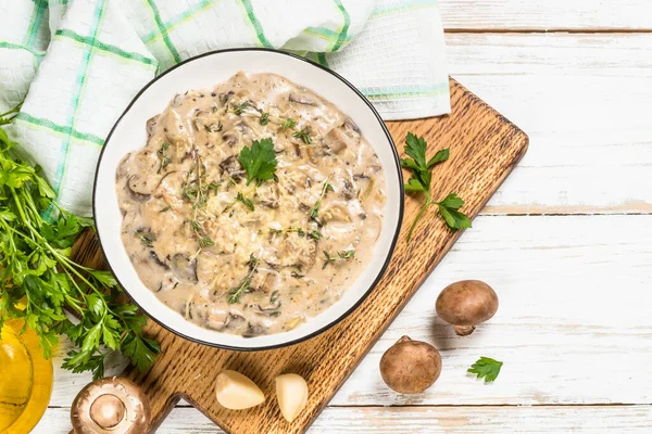 Champignon krémszósszal a fehér asztalnál. — Stock Fotó