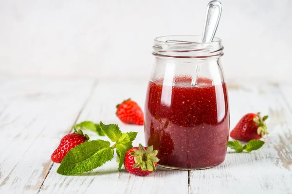 Mermelada de fresa en el frasco de vidrio. —  Fotos de Stock