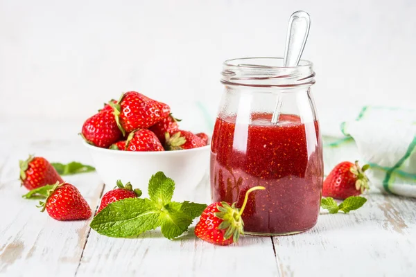 Mermelada de fresa en el frasco de vidrio. —  Fotos de Stock