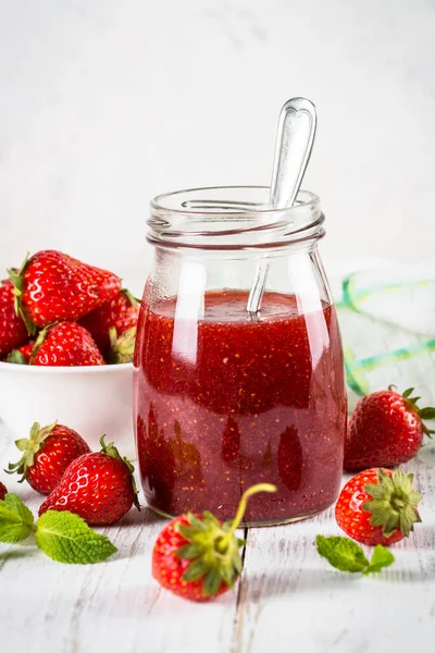 Cam kavanozda çilek reçeli.