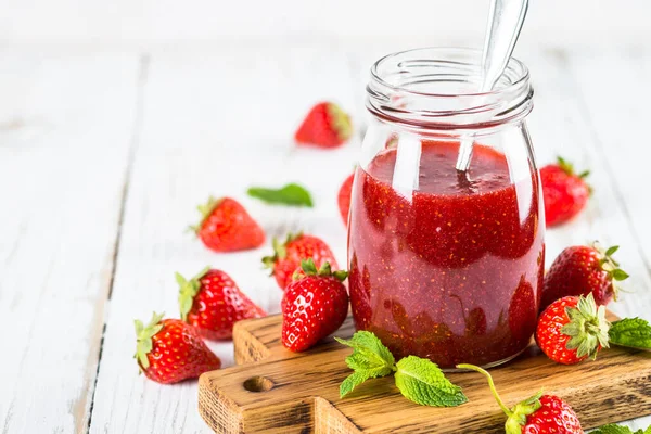 Cam kavanozda çilek reçeli.