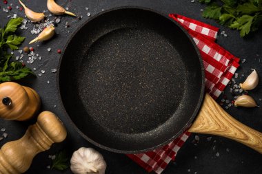 Yemek pişirme arka planı siyah masada.