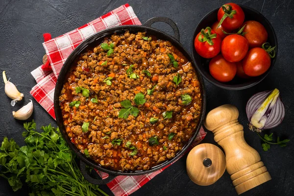 Bolognese pauză în placă de fier la masa neagră . — Fotografie, imagine de stoc