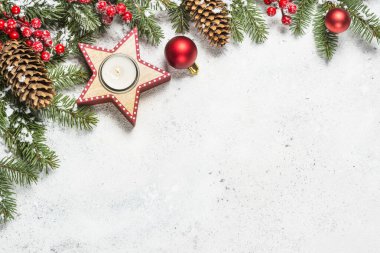 Noel arkaplanı köknar ağacı, mum ve süslemeler.