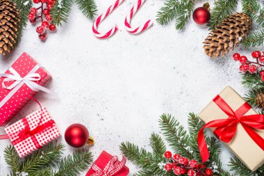 Noel arkaplanı köknar ağacı, hediye, mum ve süslemeler
