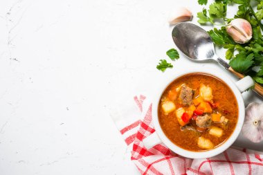 Beyaz taş masa manzaralı gulaş çorbası..