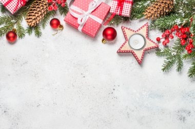 Noel arkaplanı köknar ağacı, mum ve süslemeler.