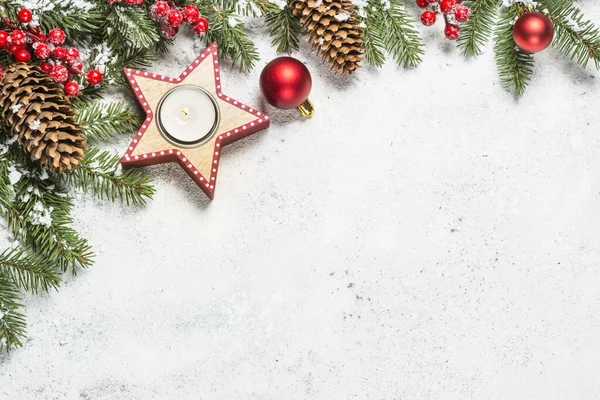 有冷杉树、蜡烛和装饰品的圣诞背景 — 图库照片