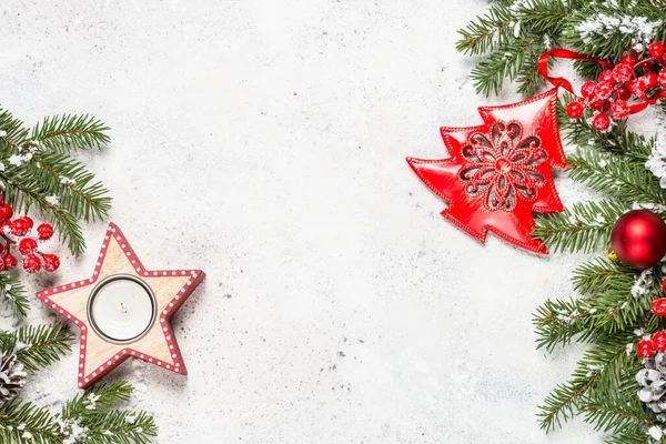 Boże Narodzenie tło z jodły, prezent, świeca i dekoracje — Zdjęcie stockowe