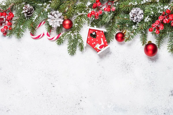 Sfondo natalizio con abete, regalo, candela e decorazioni — Foto Stock