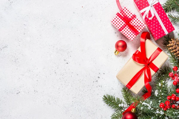 Karácsonyi háttér fenyő, gyertya és dekorációk wh — Stock Fotó