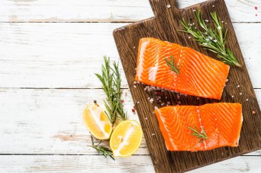 Beyaz masada malzemeli somon balığı..