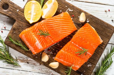 Beyaz masada malzemeli somon balığı..