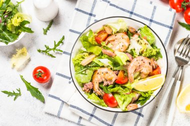 Yapraklı ve sebzeli deniz ürünleri salatası..