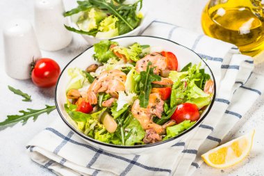 Yapraklı ve sebzeli deniz ürünleri salatası..