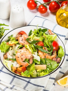 Yapraklı ve sebzeli deniz ürünleri salatası..