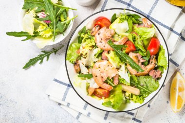 Yapraklı ve sebzeli deniz ürünleri salatası..