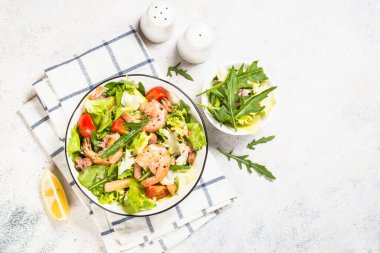 Yapraklı ve sebzeli deniz ürünleri salatası..