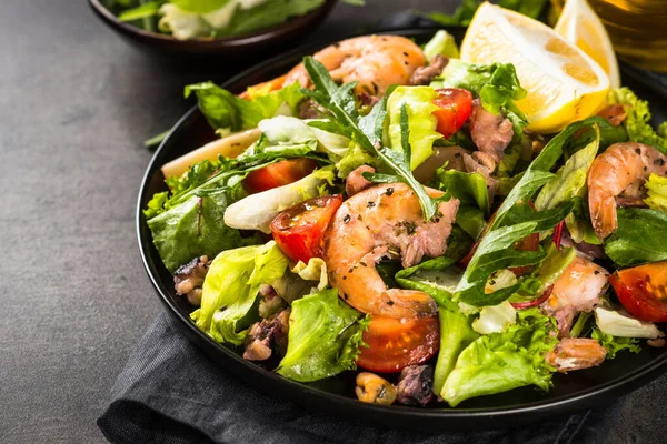 Ensalada de mariscos con hojas y verduras. —  Fotos de Stock