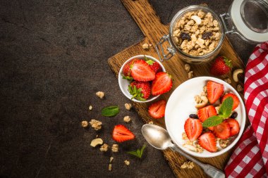 Mısır gevrekli yoğurt ve beyaz kasede çilek.