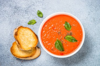 Beyaz masada domates çorbası.