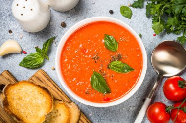 Beyaz masada domates çorbası.