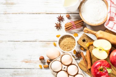 Beyaz üzerine fırın malzemesi dök.