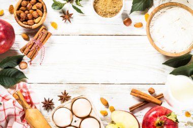 Beyaz üzerine fırın malzemesi dök.