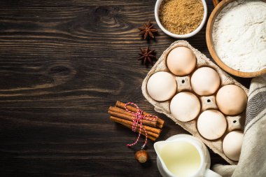 Yemek malzemelerini mutfak masasına bırak..