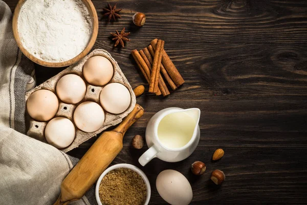 Ingredientes para hornear en la mesa de cocina. — Foto de Stock