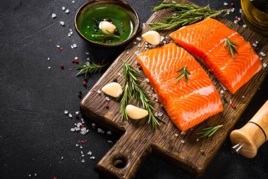 Siyah masada malzemeli somon balığı..