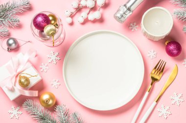 Pembe üst manzaralı Noel tablosu.