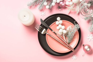 Pembe üst manzaralı Noel tablosu.