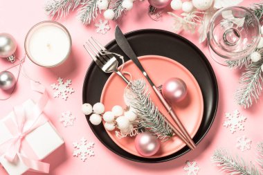 Pembe üst manzaralı Noel tablosu.