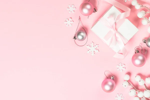 圣诞礼物盒和粉色背景的装饰品. — 图库照片