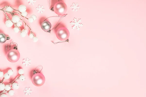 Pembe ve beyaz süslemeleri olan düz bir Noel arkaplanı. — Stok fotoğraf