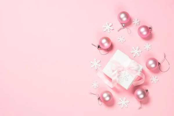 Natal plano leigos fundo com presente de Natal e decorações em rosa. — Fotografia de Stock