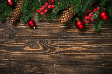 Kırmızı dekorasyonlu bir Noel arkaplanı.