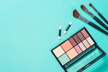 Nane arkaplanındaki göz ve fırçalar.