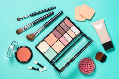 Nane arkaplanda profesyonel makyaj malzemesi.