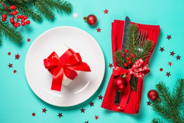 Dekorasyonları en üstte olan Noel tablosu.