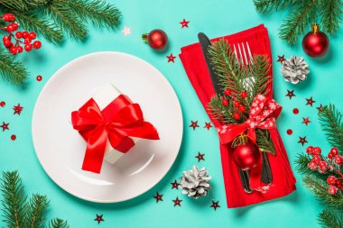 Dekorasyonları en üstte olan Noel tablosu.