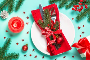 Dekorasyonları en üstte olan Noel tablosu.