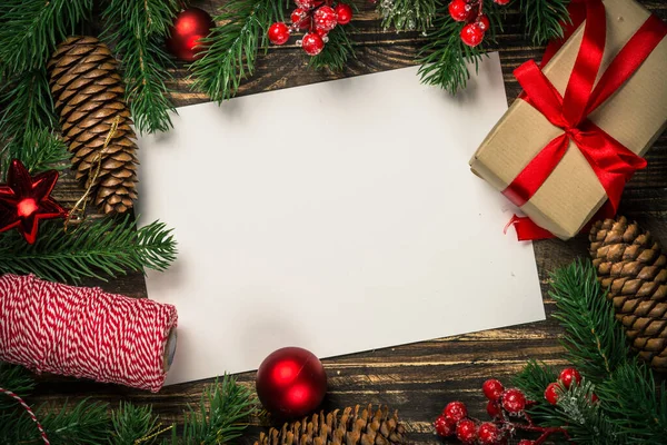 Fondo plano de Navidad con presente y decoraciones. — Foto de Stock